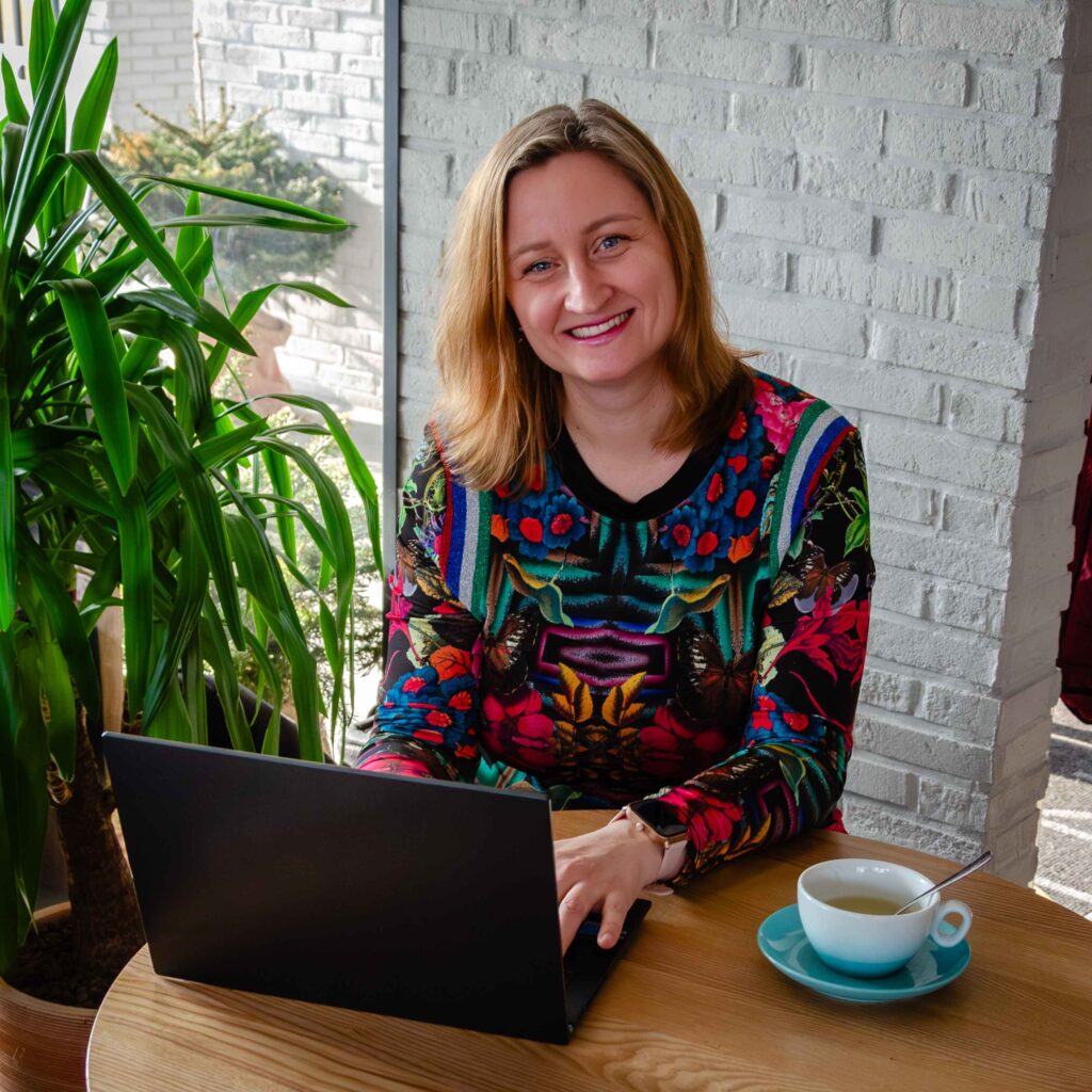 business fotografia žena v kaviarni pracuje na laptope