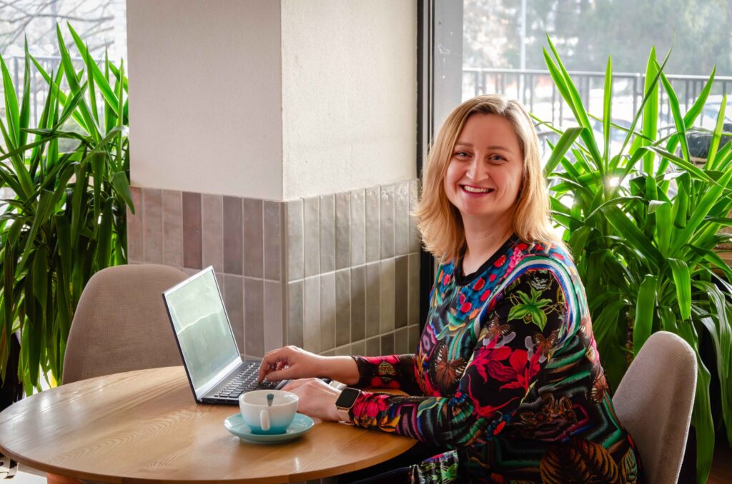 business fotografia - žena pri laptope v kaviarni a šálke čaju