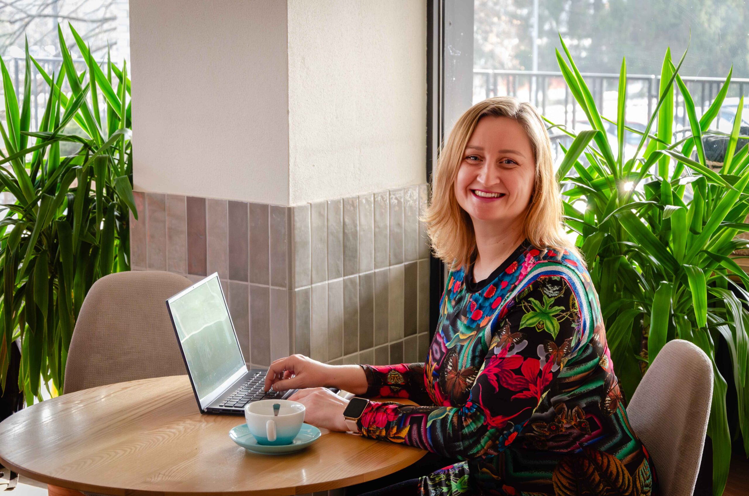 žena v kaviarni ako prebieha fotenie