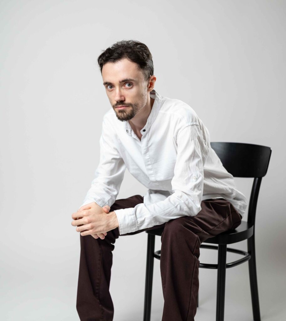 portrétna fotografia v ateliéri business fotografia manažér na stoličke