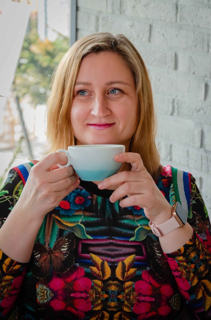 portrétna fotografia žena v kaviarni so šálkou čaju