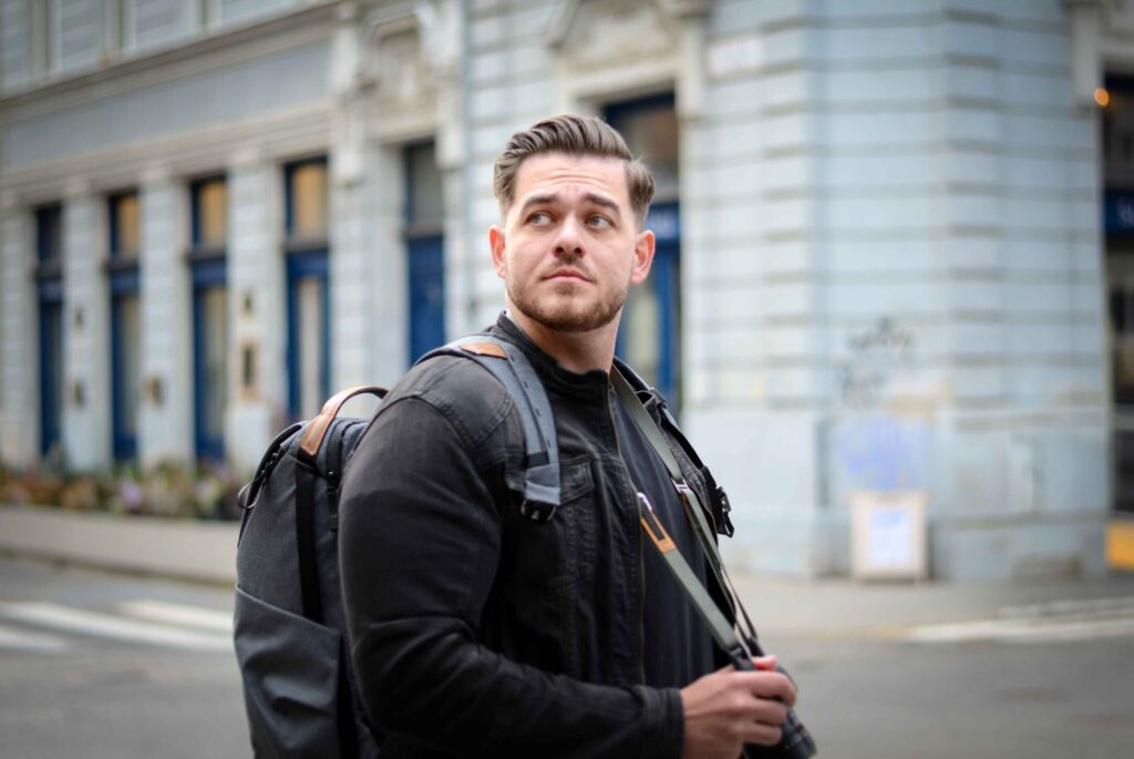 portrétna fotografia Bratislava Marek Paták muž na ulici v meste