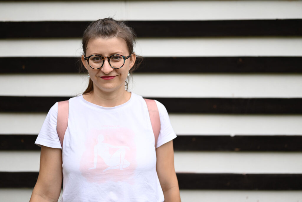 portrétna fotografia Bratislava Marek Paták žena pred chalupou