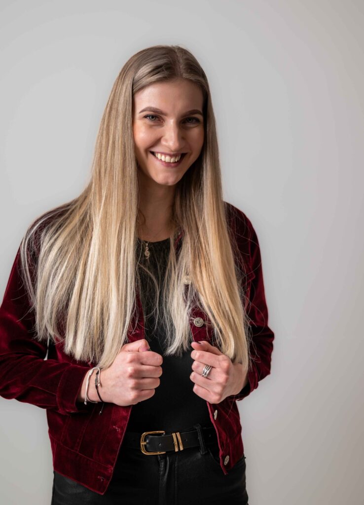 portrétne fotenie v ateliéri Denisa červená bunda