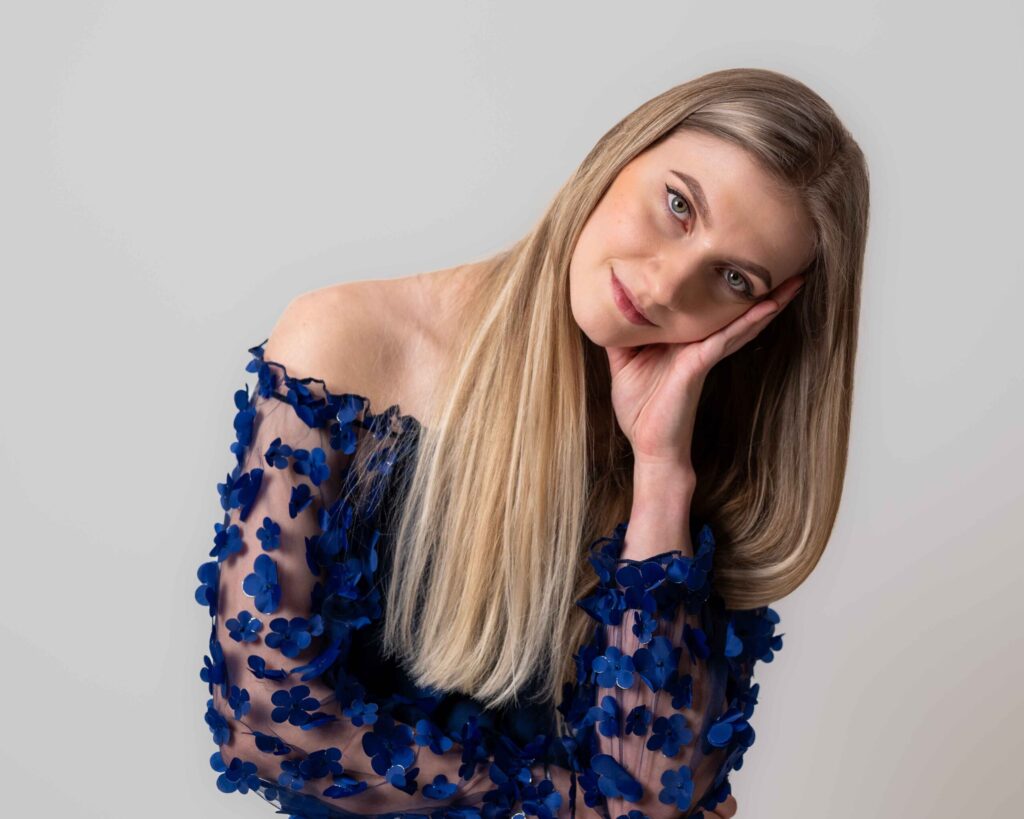 portrétne fotenie v ateliéri Denisa modré šaty